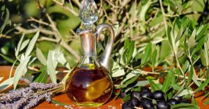 Come l’olio d’oliva ti può aiutare a pulire casa