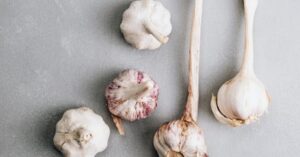 Scopri le proprietà dell’aglio orsino, un’erba aromatica preziosa e saporita da usare ai fornelli