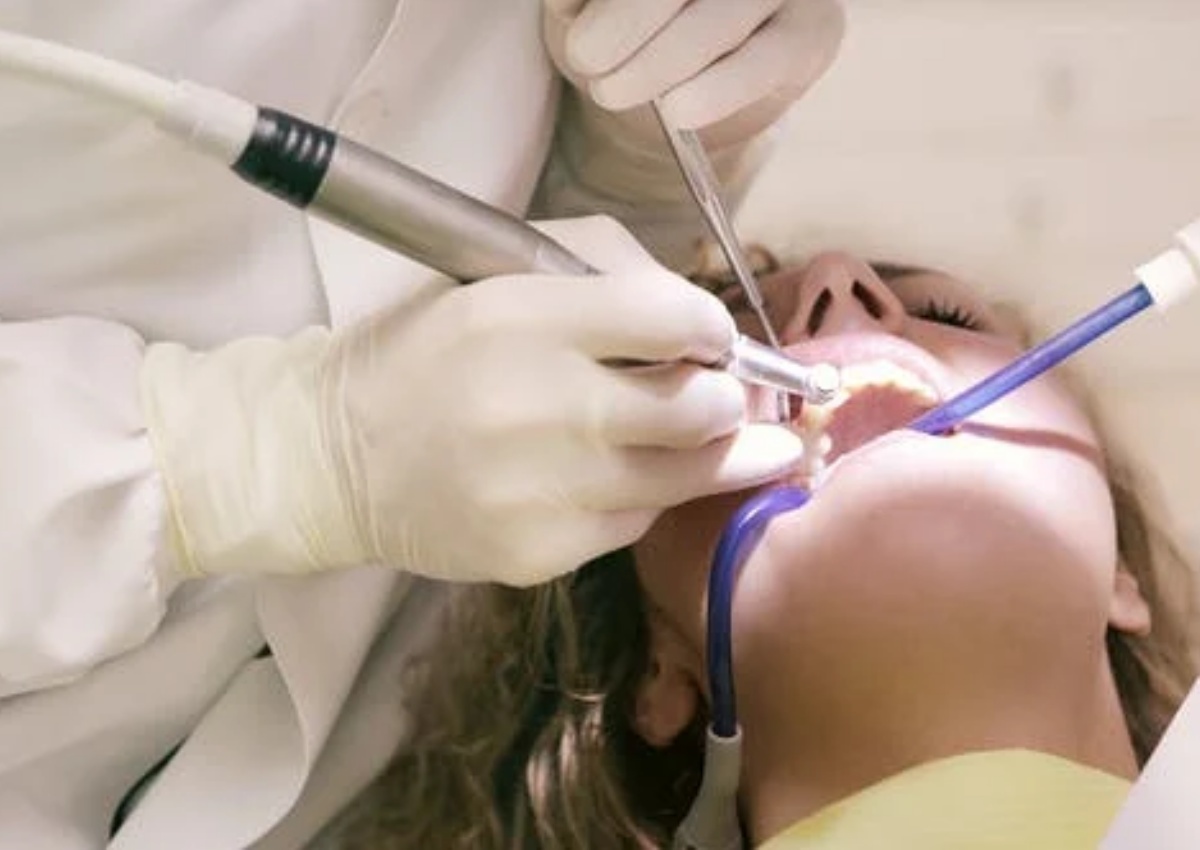 ragazza dal dentista