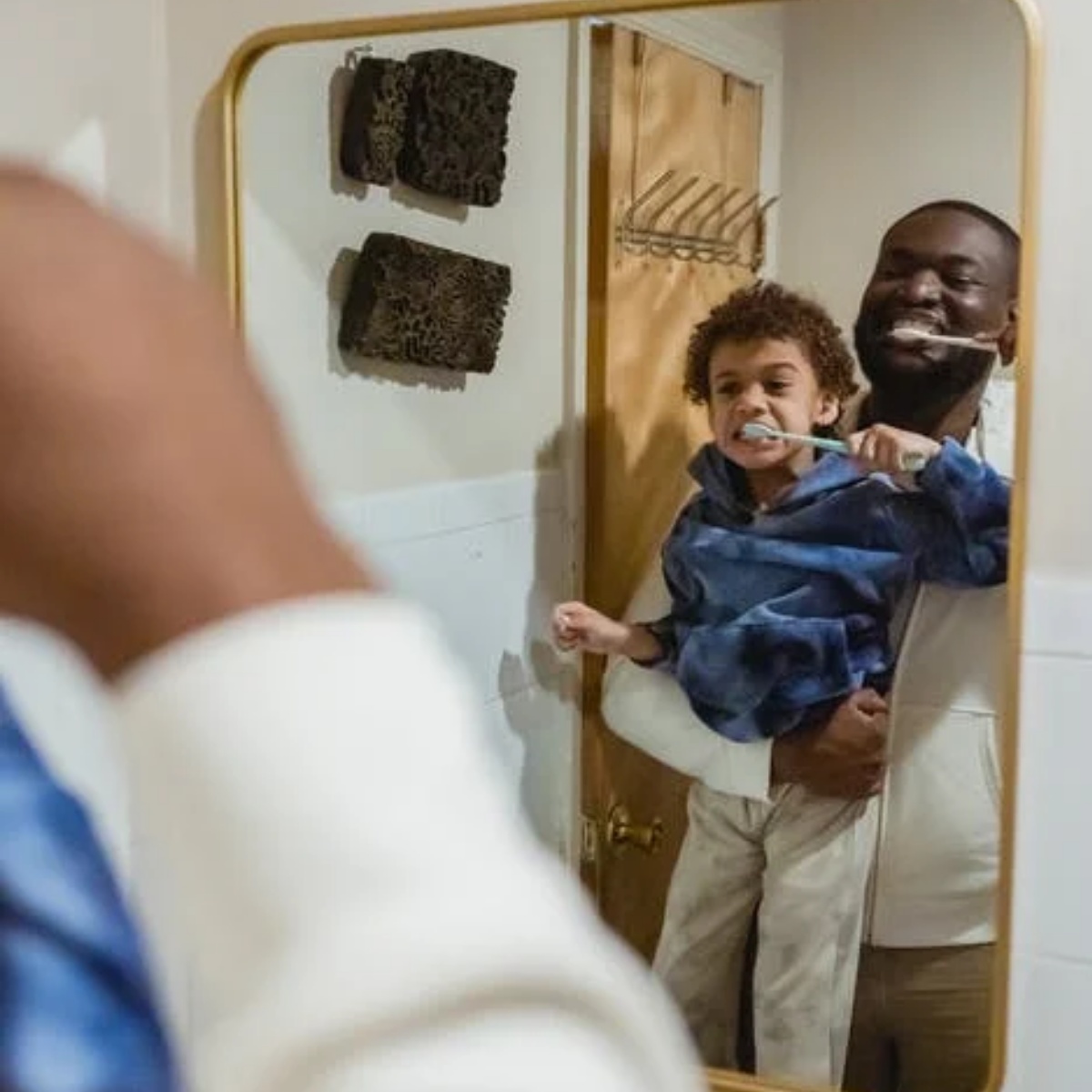 papà e bambino che lavano i denti