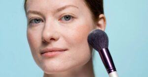 Il blush è il miglior cosmetico per illuminare e ringiovanire il viso: come si applica