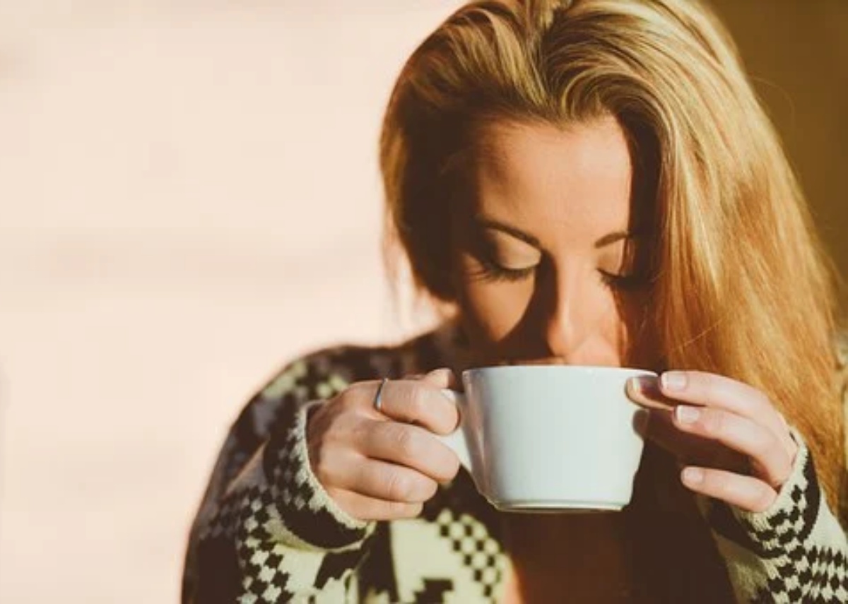 ragazza che beve caffè