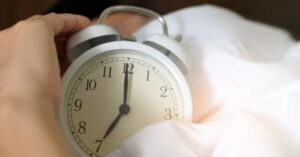 Dormire poco causa dei disturbi che puoi evitare con la routine del sonno