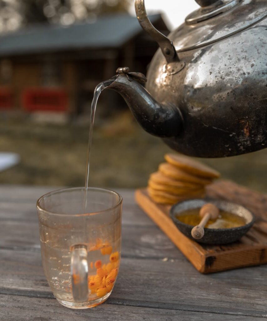 Benefici di bere acqua e miele al mattino