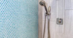 Piastrelle del bagno: come sbiancarle con un semplice rimedio fai da te