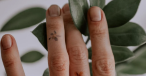 Cosa significa avere righe verticali sulle unghie? Potrebbe essere una grave patologia