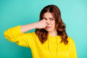 Pipì che puzza di ammoniaca: cause e cosa fare subito