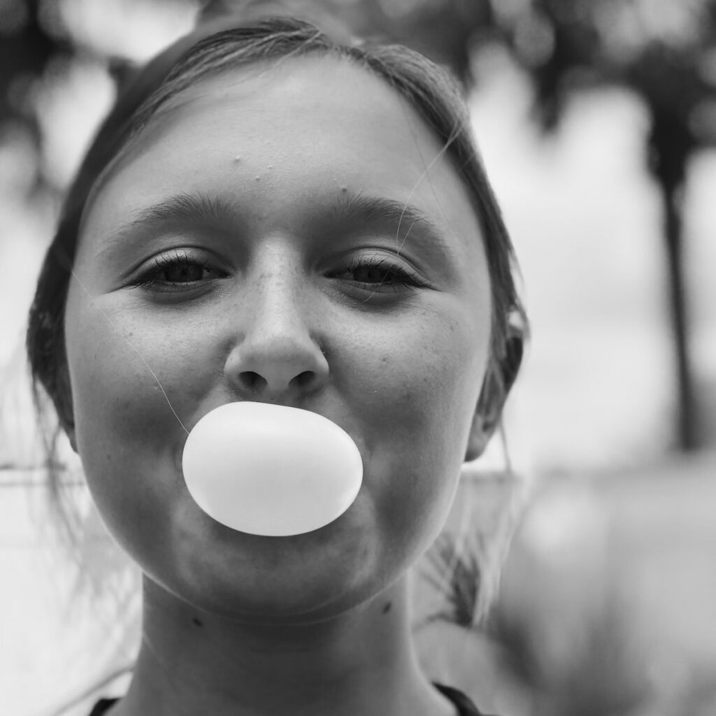 Ragazza con il chewing-gum