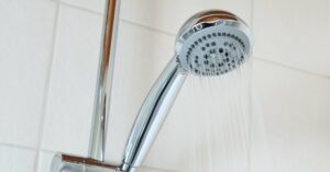 Semplici trucchi per migliorare la pressione del soffione della tua doccia