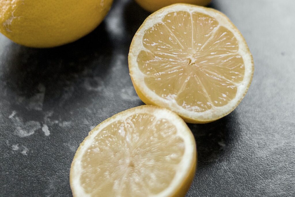 Limone tagliato a metà