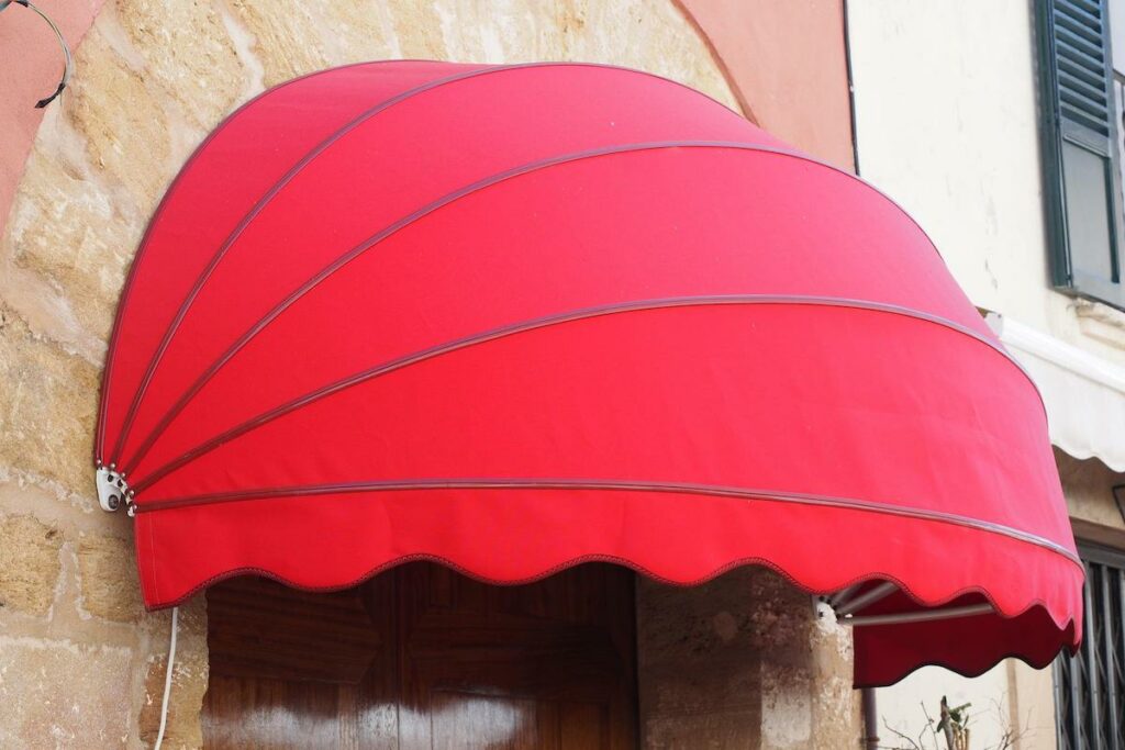 Tenda da sole di colore rosso