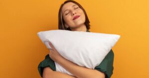 Come pulire i cuscini senza rovinarli: il trucco che non ti aspettavi