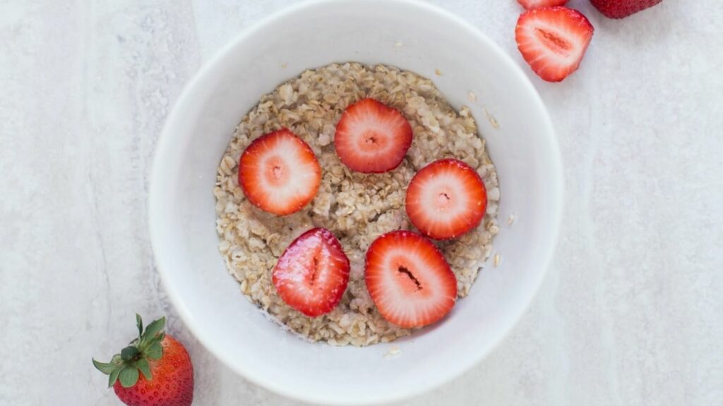 porridge di farina d'avena con fragole