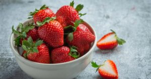 Quante fragole si possono mangiare al giorno? Benefici e proprietà del frutto dell’estate
