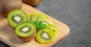 I 5 benefici che puoi trarre mangiando kiwi ogni giorno