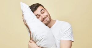 Perché gli uomini cambiano le coperte del letto così poco spesso? Il motivo è incomprensibile per molte donne