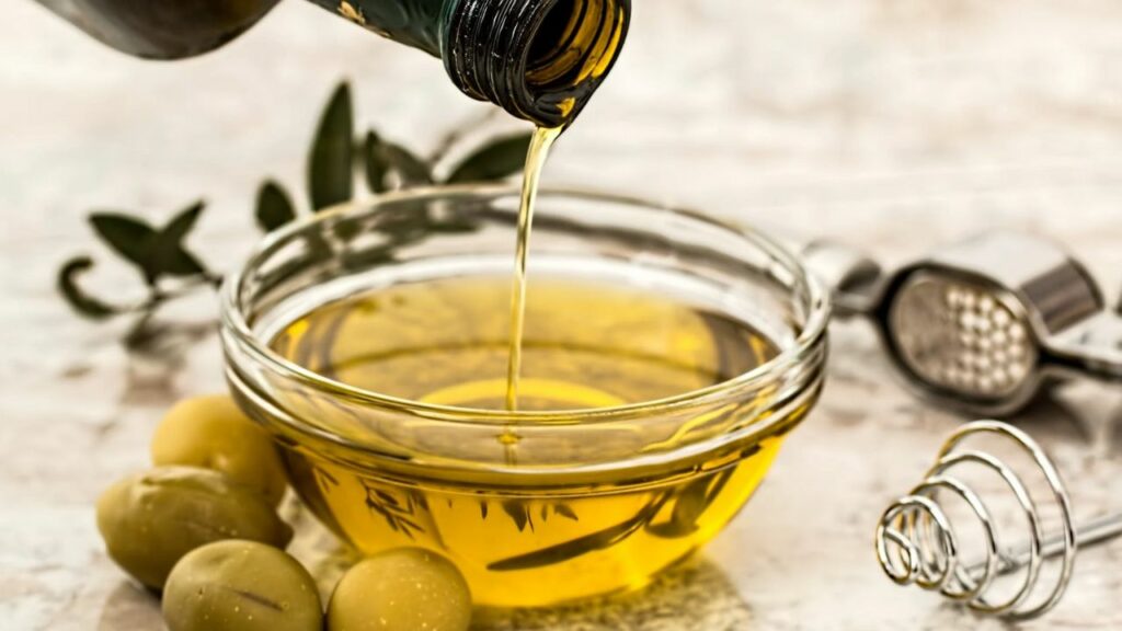 dalla bottiglia di olio alla ciotola