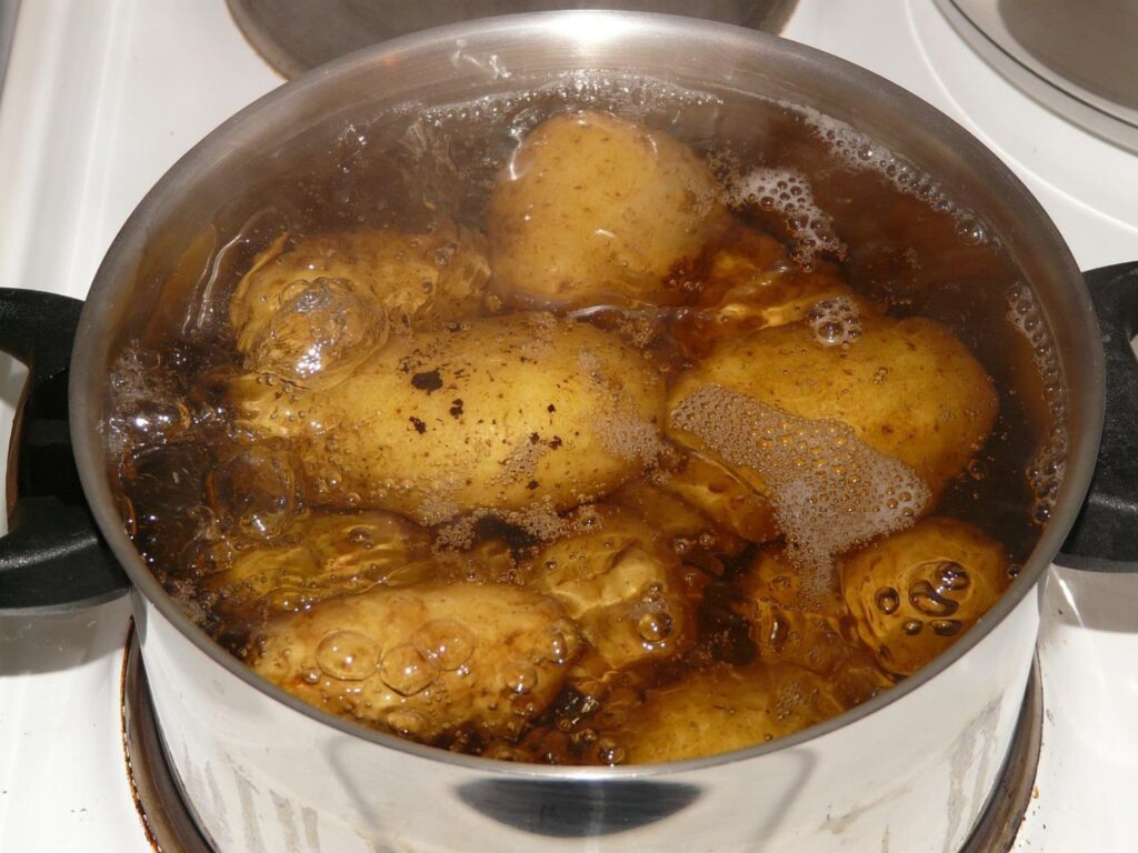 Come usare l'acqua delle patate