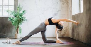 In che modo posizioni yoga alleviano la tensione cervicale