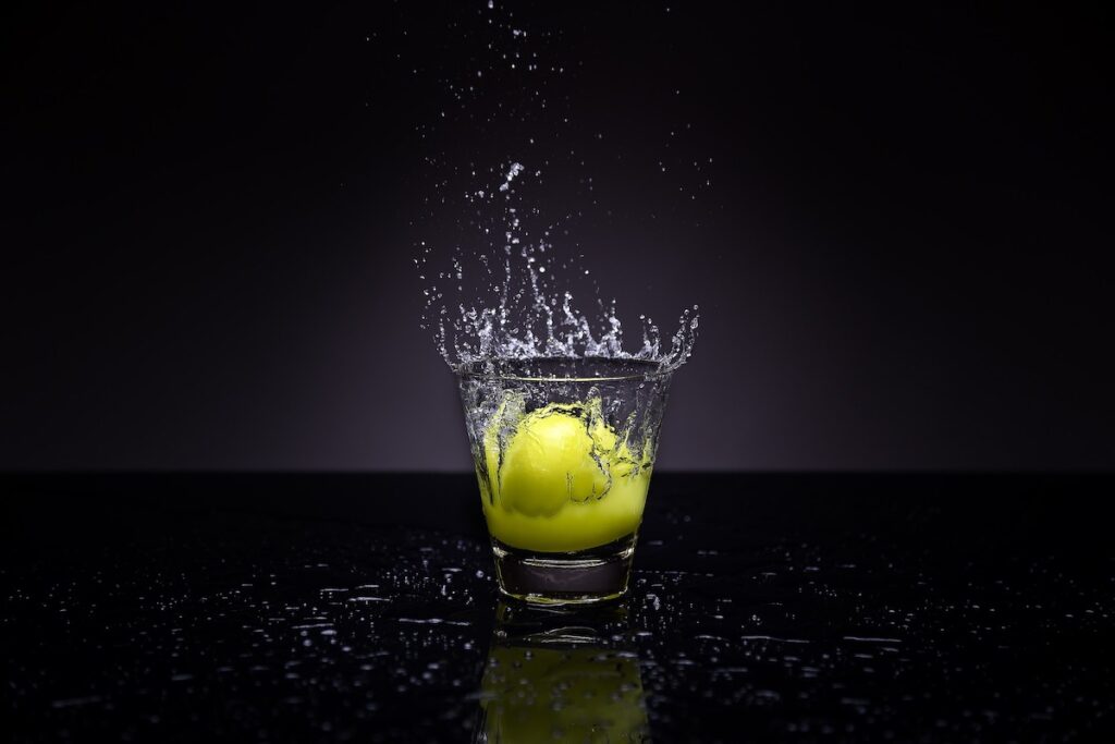 Limone in un bicchiere d'acqua