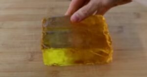 Unisci il borotalco con il sapone giallo: il risultato è davvero sorprendente