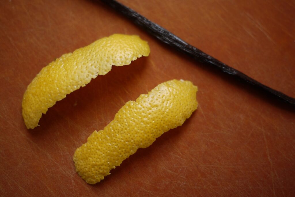 Buccia limone tagliata a metà