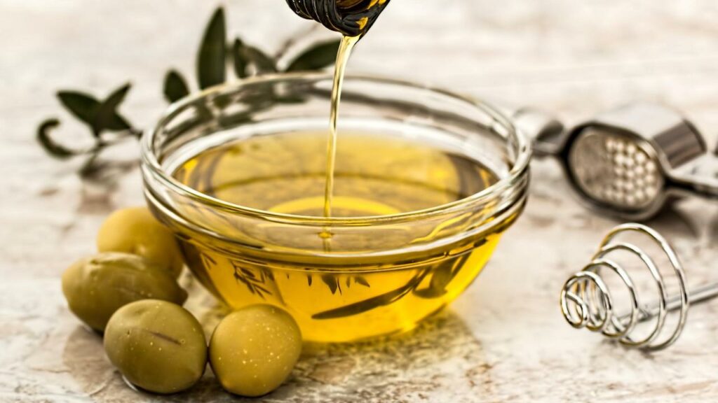 Ciotola d'olio con olive