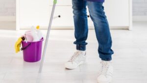 Trucco con aceto e ammorbidente per pulire e lucidare anche il pavimento più opaco  