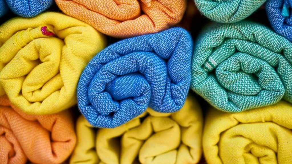 asciugamani azzurri e gialli