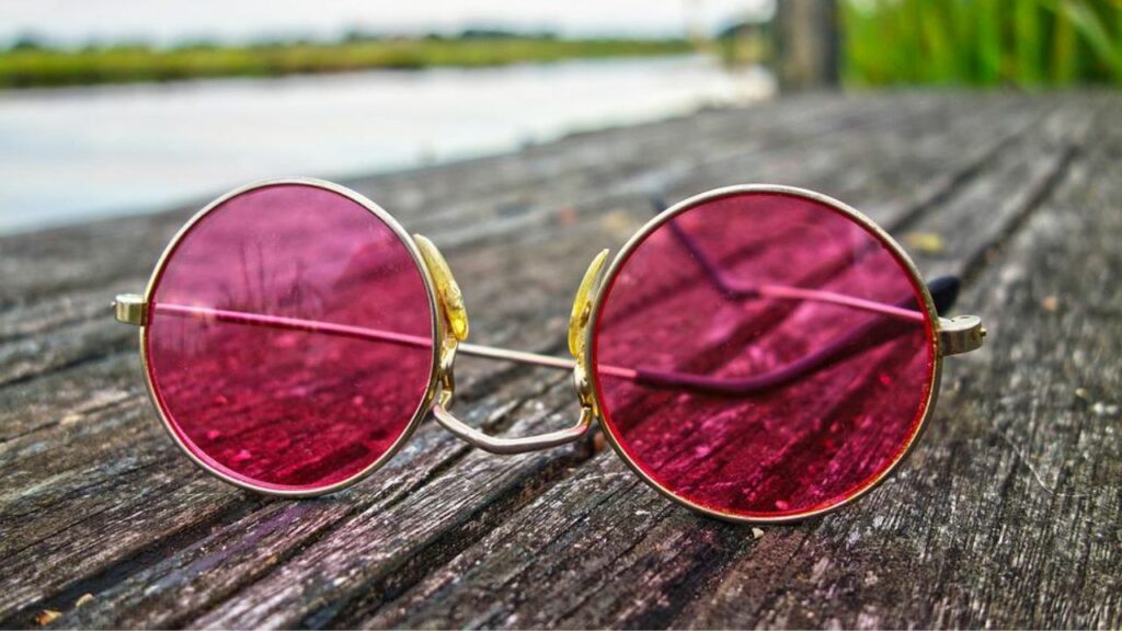 occhiali da sole al lago