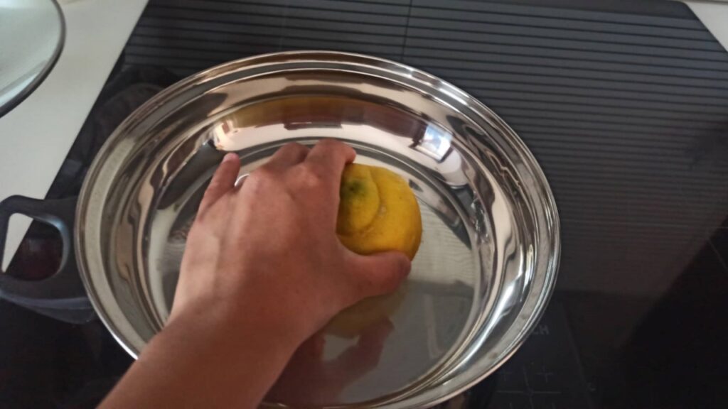 limone per pulire pentole in alluminio