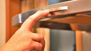 I giusti metodi per togliere il grasso dalla cappa della cucina