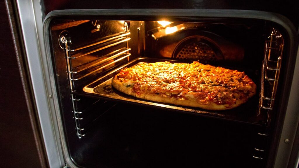 Pizza nel forno