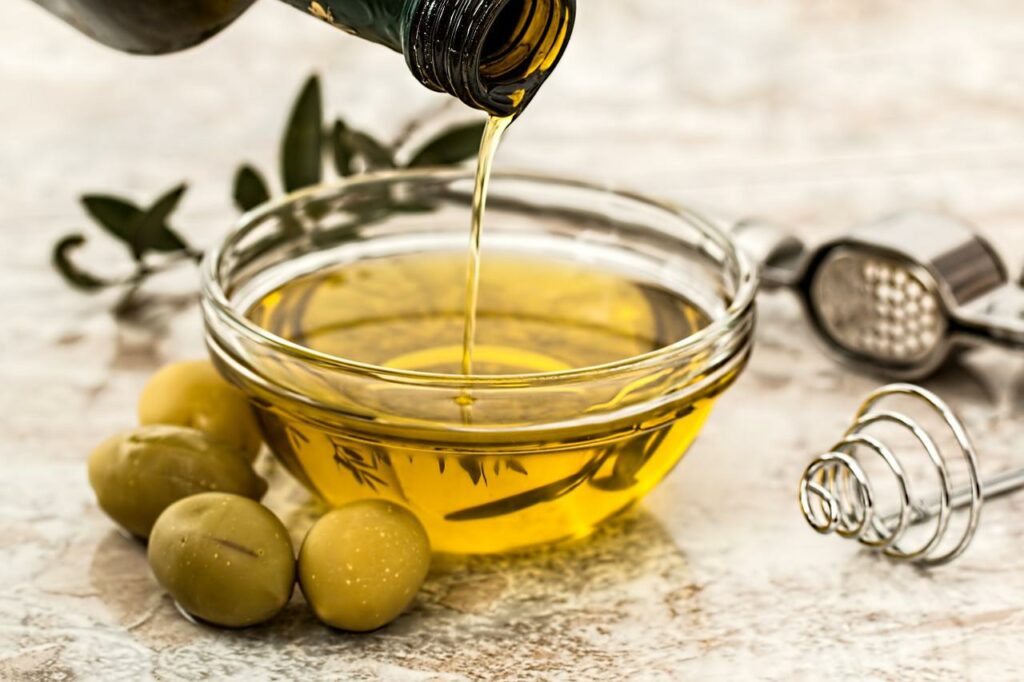 Olio d'oliva nella ciotola