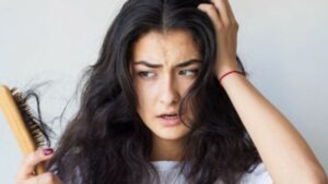 Cosa fare in caso di massiccia caduta dei capelli; le cause e come contrastare il fenomeno
