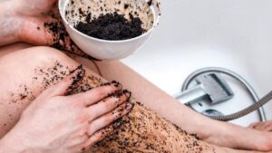 Come preparare uno SCRUB NATURALE con caffè e olio di cocco