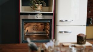 Come pulire il forno con aceto e bicarbonato