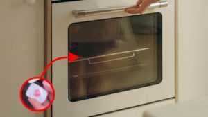 Come pulire il forno utilizzando la pastiglia per la lavastoviglie