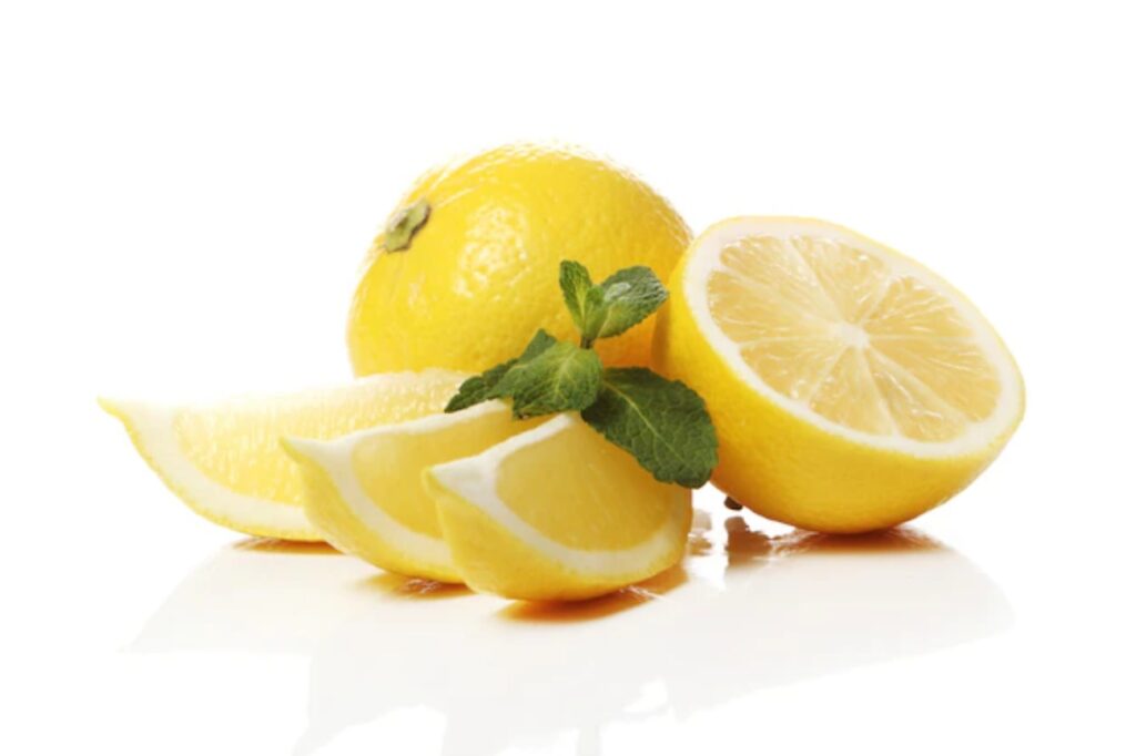 Limone per pulire il microonde