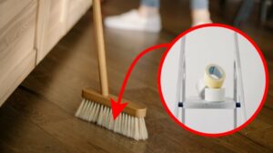 Attacca lo scotch biadesivo alla tua scopa: il trucco per pulire i punti in cui l’aspirapolvere non arriva