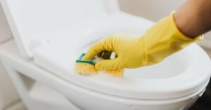 Il miglior metodo per sbiancare la ceramica del bagno senza detersivi