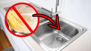 Non scolare mai l’acqua di cottura nel lavandino, potresti creare seri danni