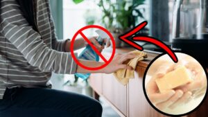 Come pulire i mobili a fondo con un trucco veloce e perfetto