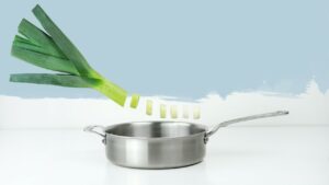 Sai a cosa serve una padella capovolta? La risposta che non ti aspettavi