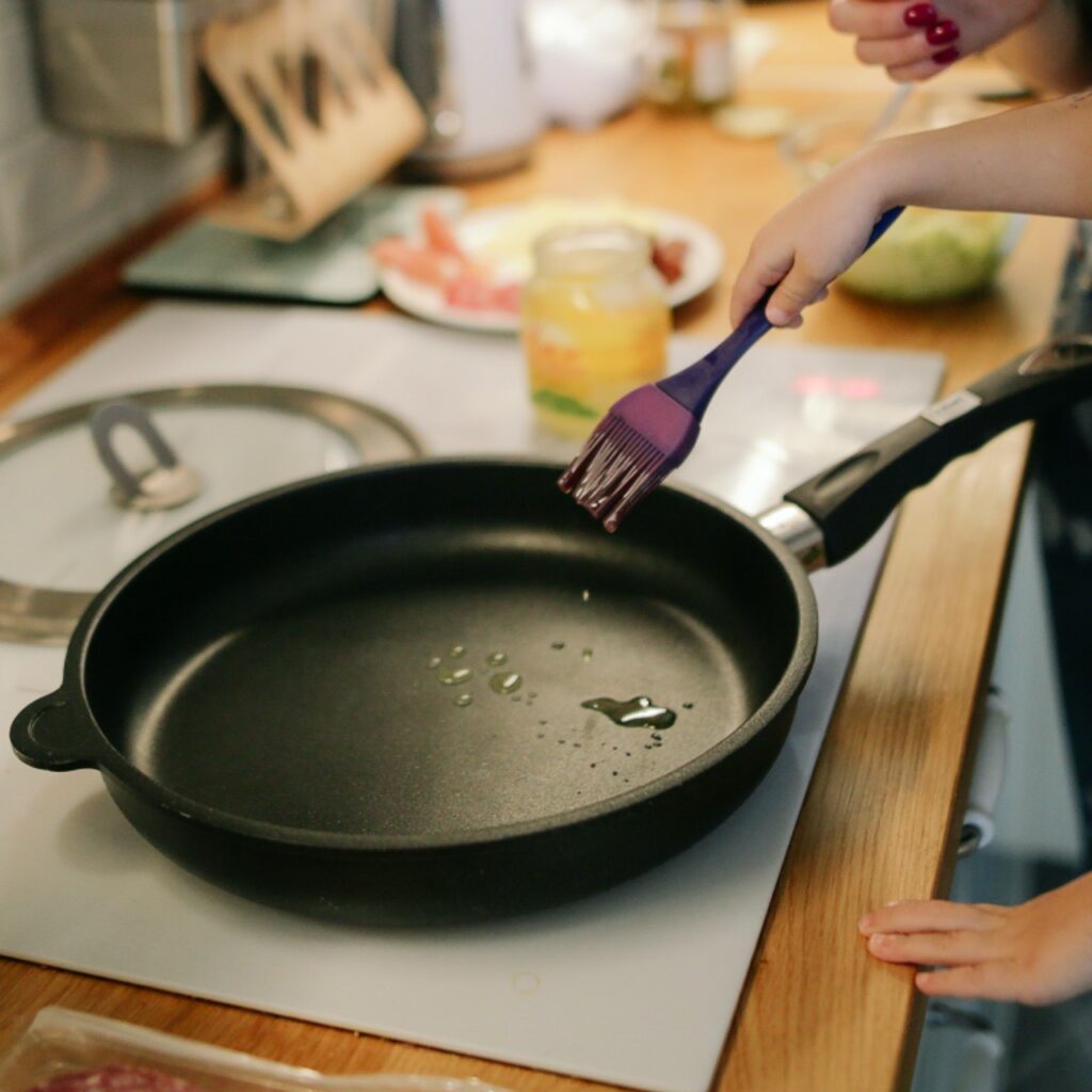 Scongelare alimenti su una padella rovesciata