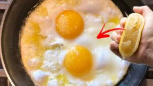 Spremere limone su uova strapazzate