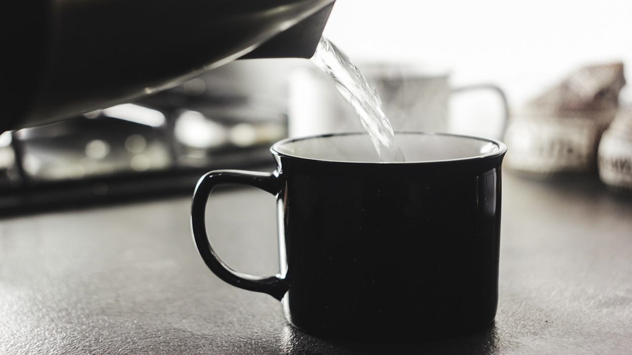 tazza nera con acqua