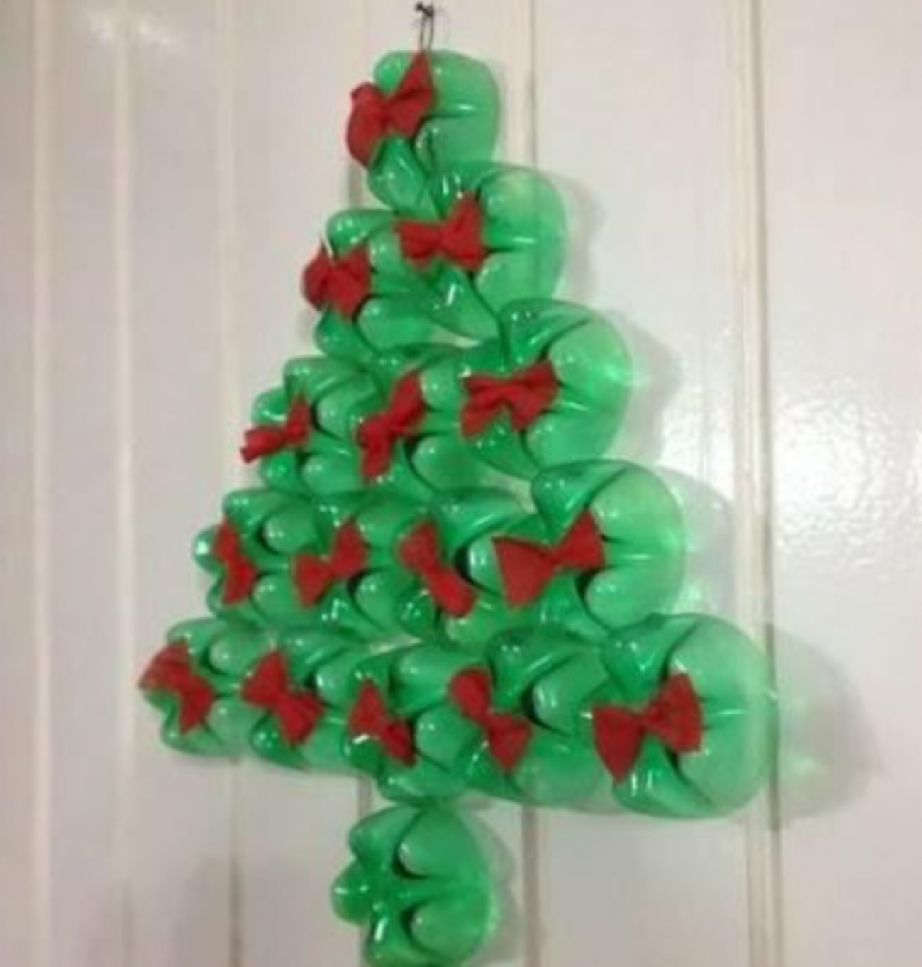 Fiume Presepe Con Bottiglie Di Plastica Albero di Natale fai-da-te con bottiglie di plastica