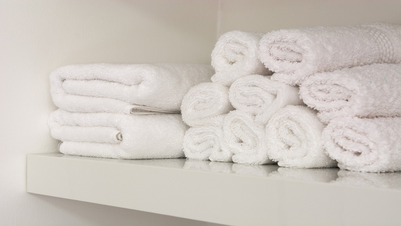 asciugamani bianchi piegati