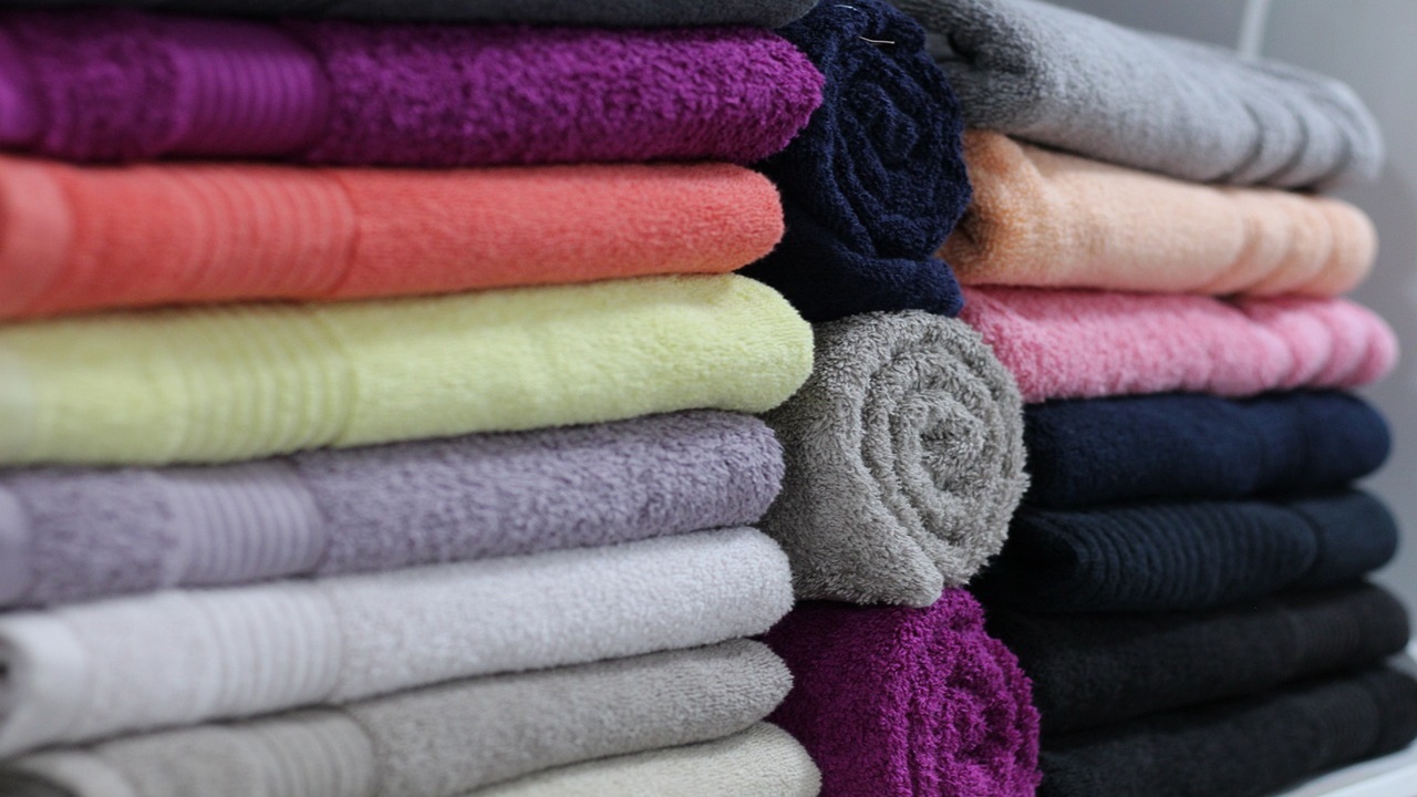 asciugamani colorati piegati